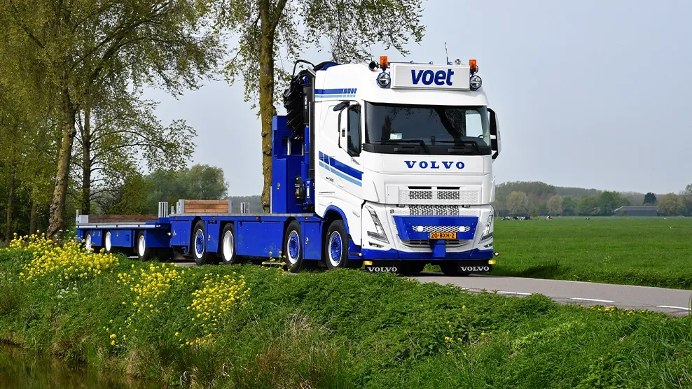 Volvo vrachtwagen met hiab kraan voet energy solutoins 8